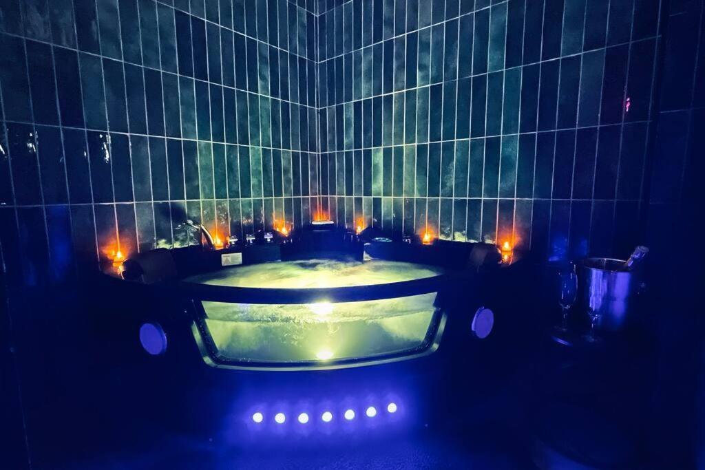 Love Room L' Orientale / Jacuzzi / Sauna Chateau-Landon Esterno foto
