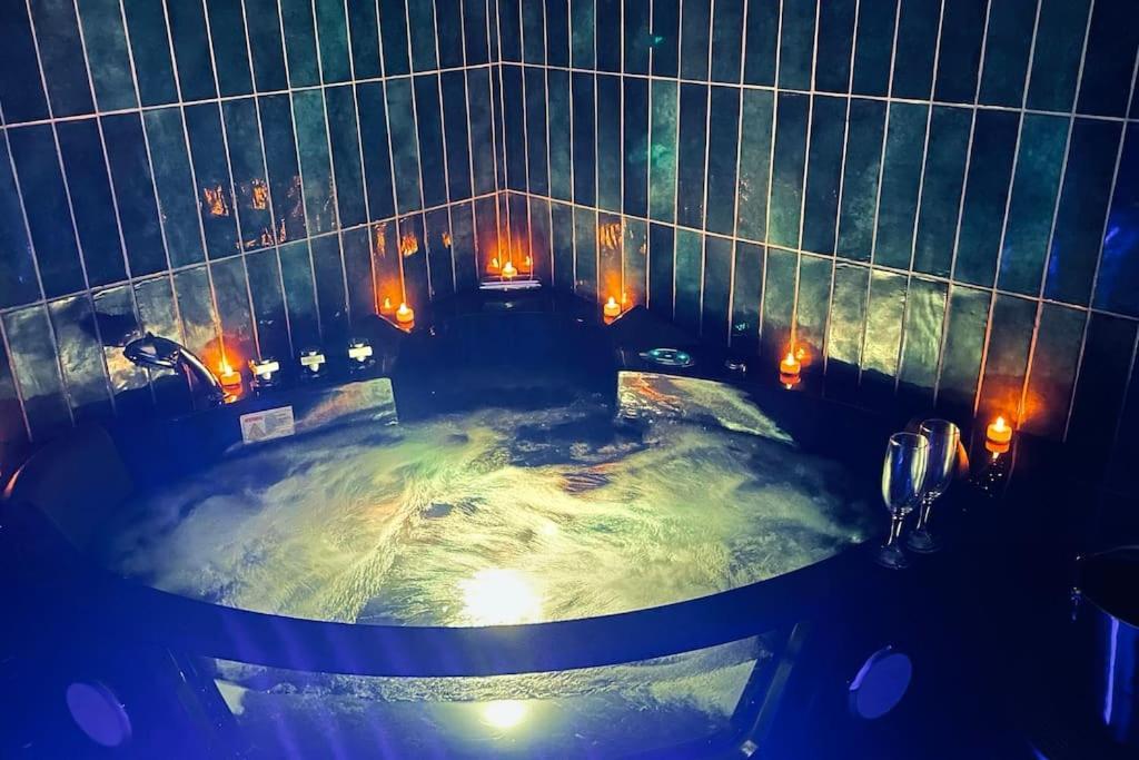 Love Room L' Orientale / Jacuzzi / Sauna Chateau-Landon Esterno foto
