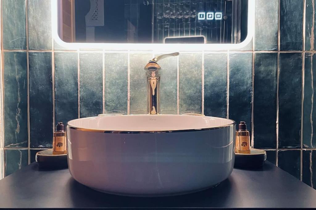 Love Room L' Orientale / Jacuzzi / Sauna Chateau-Landon Esterno foto